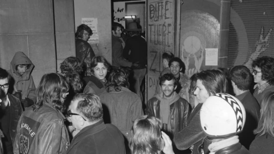 Jugendliche beim Eingang des Jugendzentrums Lindenhofbunker in Zuerich