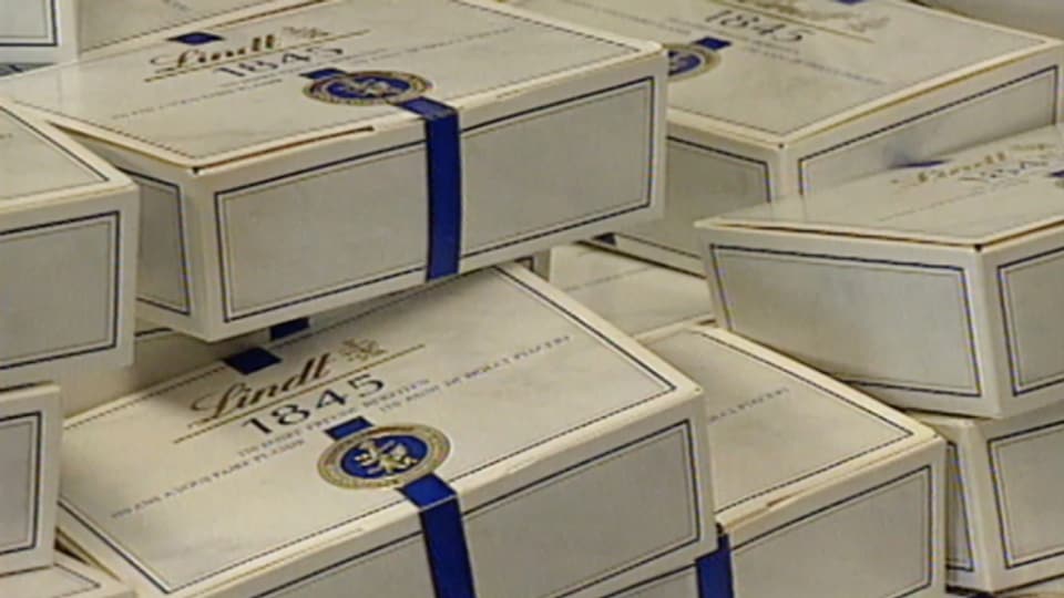 Bei der Schweizerischen Post stapeln sich Schokoladen-Päckchen.