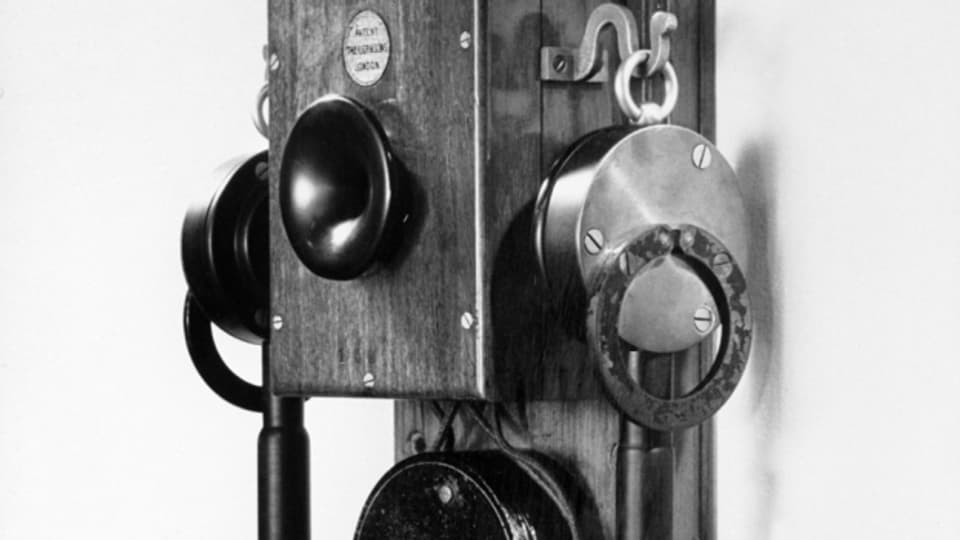 Das Wandtelefon von Theiler and Sons aus London wurde in den Jahren 1885 bis 1890 produziert.