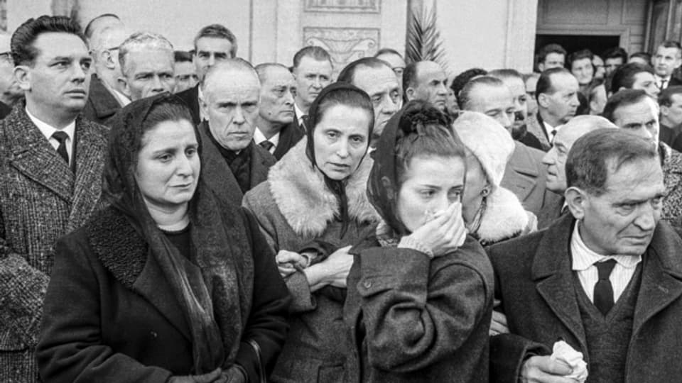 Nach der Katastrophe von Robiei: Trauernde vor der Pfarrkirche in Airolo, wo die Trauerfeier für die Todesopfer stattfindet, aufgenommen am 18. Februar 1966.
