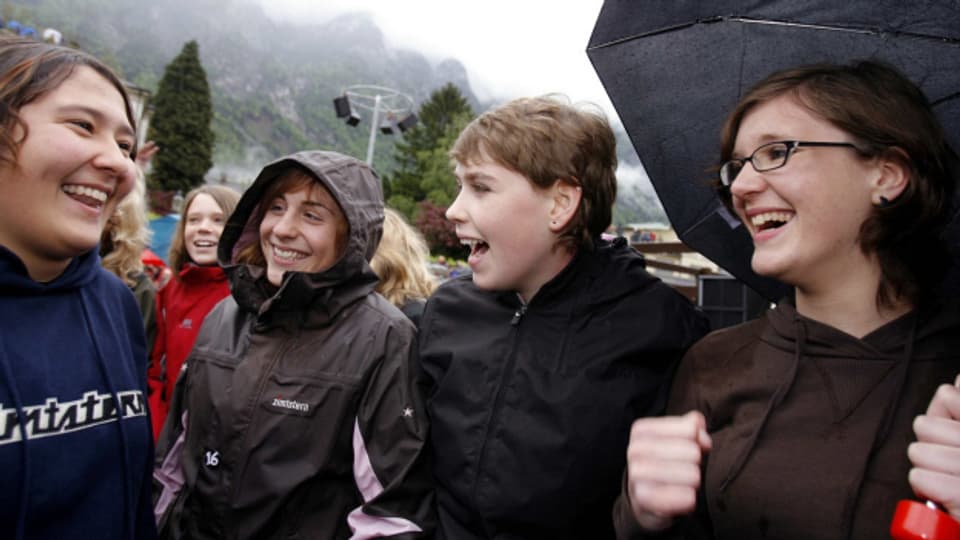 Junge Glarnerinnen jubeln nach dem Entscheid der Landsgemeinde in Glarus am Sonntag, 6. Mai 2007, das Stimmrechtsalter auf 16 Jahre hinunterzusetzen.