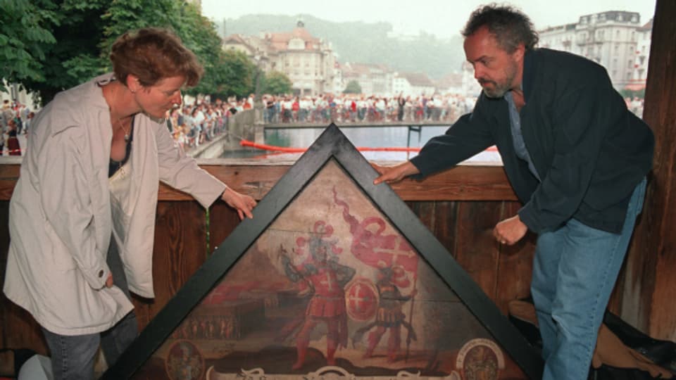 Nach dem Brand der Kapellbruecke 1993 in Luzern werden die wertvollen Gemälde gesichert, die erhalten geblieben sind.