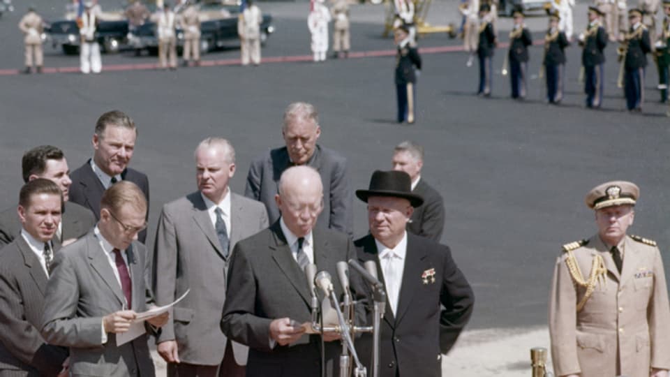 Dwight D. Eisenhower und Nikita Chruschtschow beim Empfang am Flughafen.