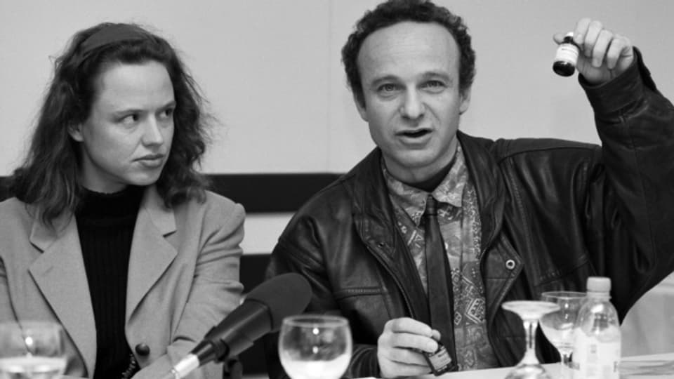 Sabine Geistlich und Andre Seidenberg bei der Medienkonferenz zur ersten Drogenabgabe in Zürich 1993.