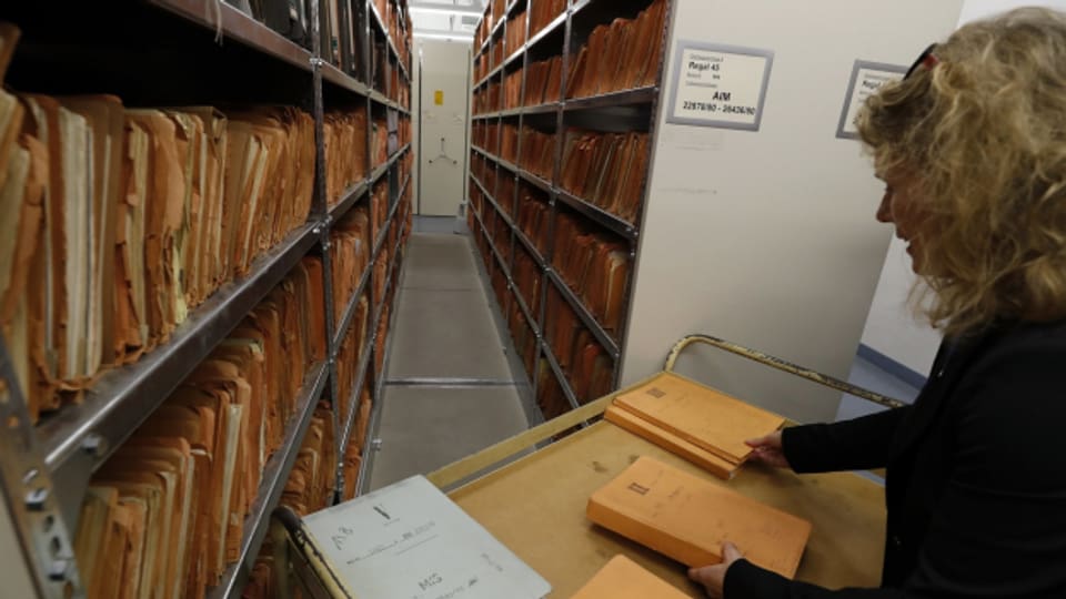 Ein Blick in die Regale, in denen Stasi-Akten aufbewahrt werden.