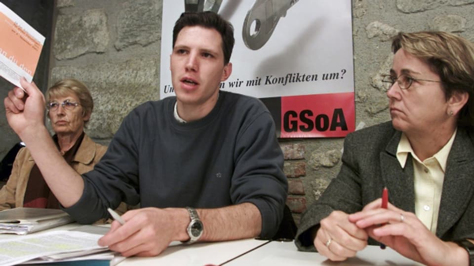 GSoA-Aktivist Nico Lutz eröffnet am Donnerstag, 13. September 2001 in Bern an der Seite von SP-Nationalrätin Hildegard Fässler den Abstimmungskampf für die zwei Initiativen "für eine Schweiz ohne Armee" und "für einen freiwilligen Zivilen Friedensdienst".