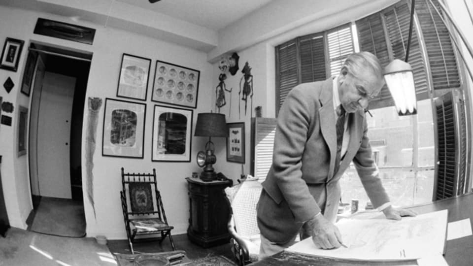 Der Cartoonist Charles Addams bei seiner Arbeit in New York im Jahr 1982.