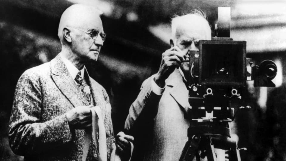 Der umtriebige Erfinder Thomas Alva Edison (rechts) war Initiant des ersten Filmstudios.