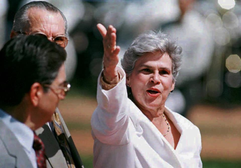 Violeta Chamorro nachdem ihr Nachfolger Arnoldo Alemán zum Präsident Nicaraguas gewählt wurde