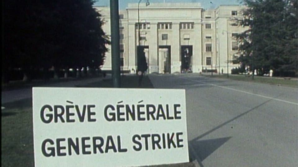 Schilder machen am UNO-Quartier in Genf auf den Streik aufmerksam.