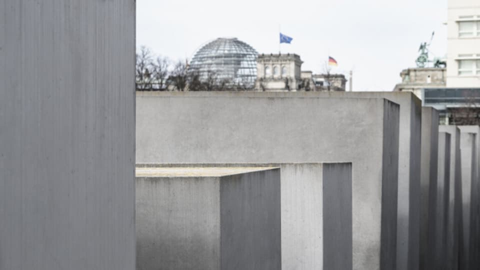 Das Holocaustmahnmal, das von Peter Eisenman entworfen wurde, besteht aus 2711 Beton-Stelen.