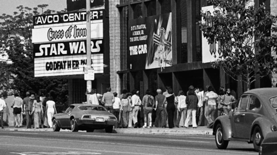 Kinobesucherinnen und -besucher stehen 1977 in Los Angeles Schlange, um «Star Wars» zu sehen.