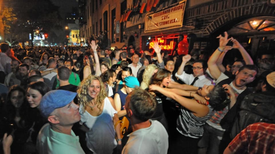 Feier vor dem Stonewall Inn am 24.6.2011 nach der Legalisierung der Homo-Ehe im Bundesstaat New York