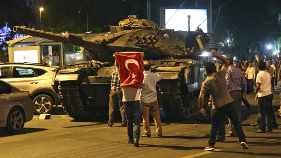 Chaotische Szenen auf der Strasse: Am 15. Juli 2016 wollten sich Teile des türkischen Militärs an die Macht putschen.