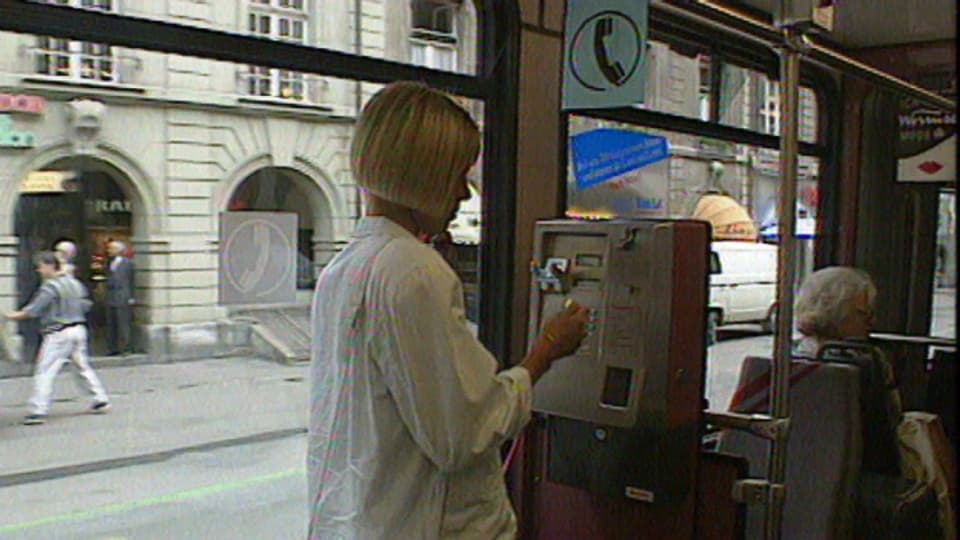 In Bern startet 1991 ein Versuch mit einem Münztelefon im Tram.