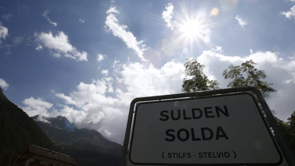 Seit 1920 ist Südtirol offiziell Italien - Ortstafeln sind zweisprachig angeschrieben.