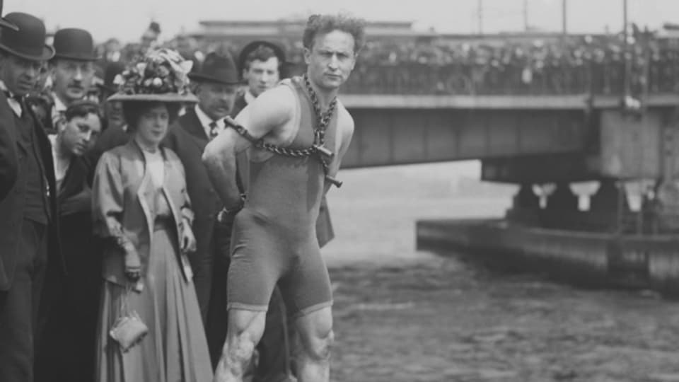 Harry Houdini vor einem Trick in Boston 1908