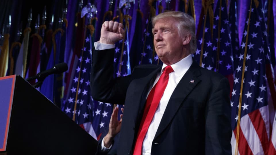 Gewinnerfaust: Donald Trump bei seinem ersten Auftritt nach dem Sieg in der Nacht vom 8. November 2016.