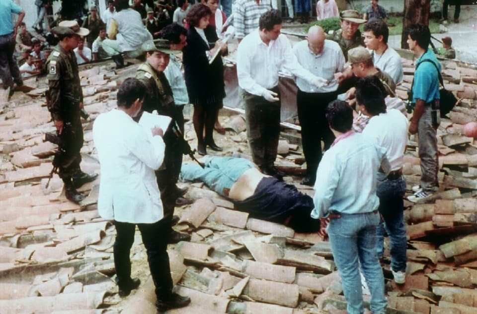 Polizeibeamte und Journalisten umringen die am Boden liegende Leiche des kolumbianischen Drogenbosses Pablo Escobar am 2. Dezember 1993
