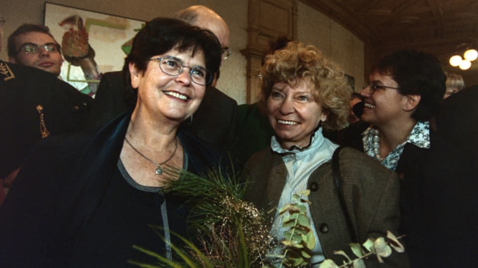 Ruth Dreifuss (links) nach ihrer Wahl zur Bundespräsidentin am 9. Dezember 1998.