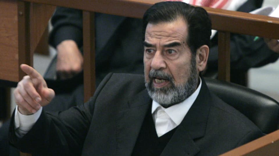 Saddam Hussein während des Prozesses gegen ihn.
