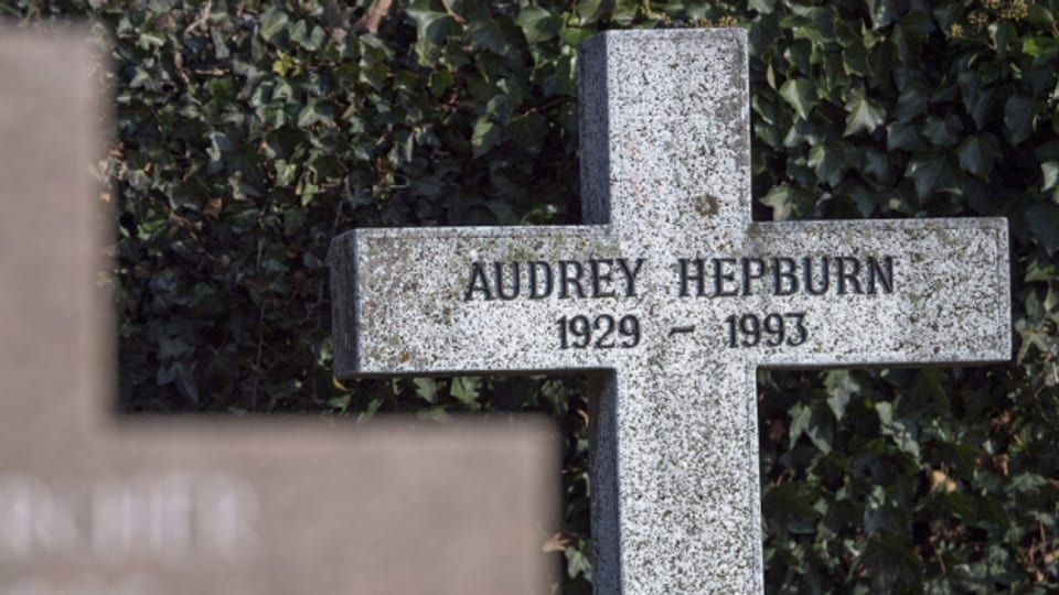 Das Grab von Audrey Hepburn in Tolochenaz am Genfersee.