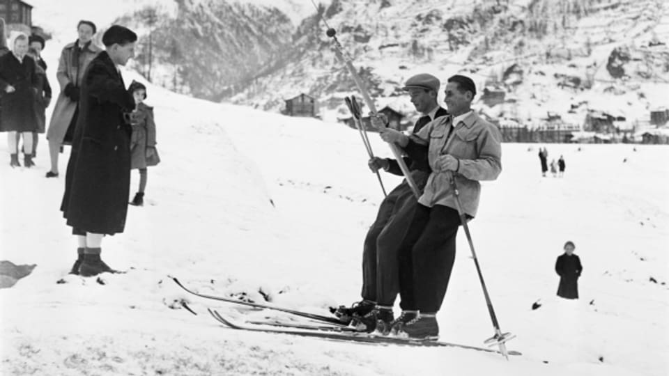 Vom ersten Skilift 1908 zur Entwicklung des Bügellifts dauerte es über 25 Jahre. Zwei Skifahrer 1941 auf einem Lift in Zermatt/VS.