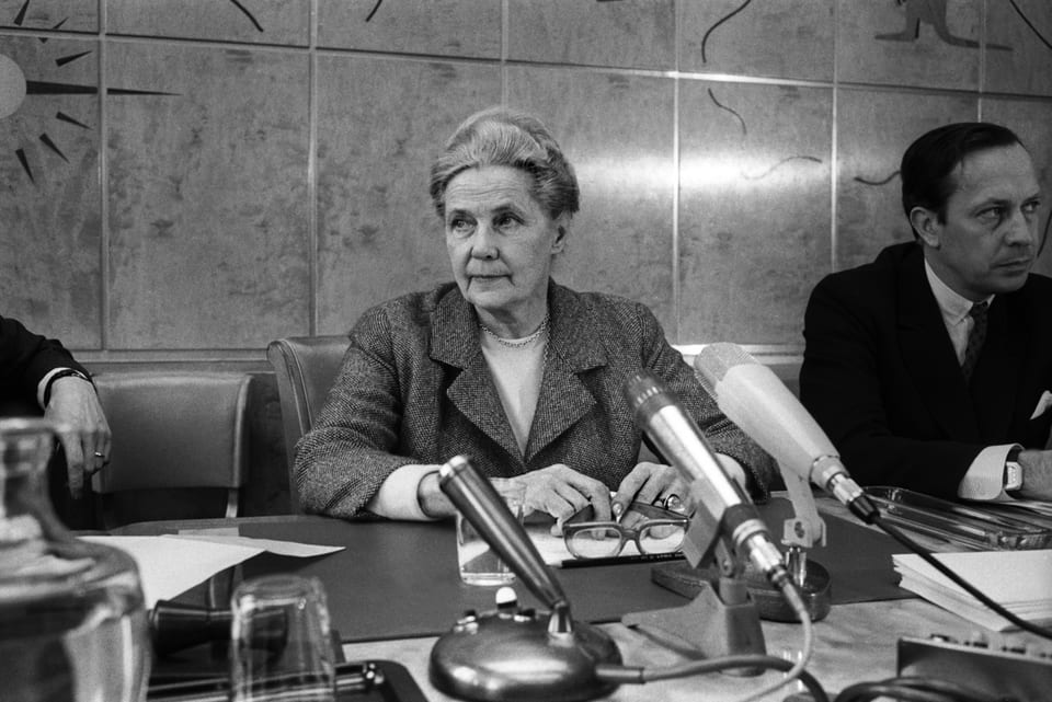 Alva Myrdal als Vorsitzende der schwedischen Delegation bei der Abrüstungskonferenz in Genf 1969.