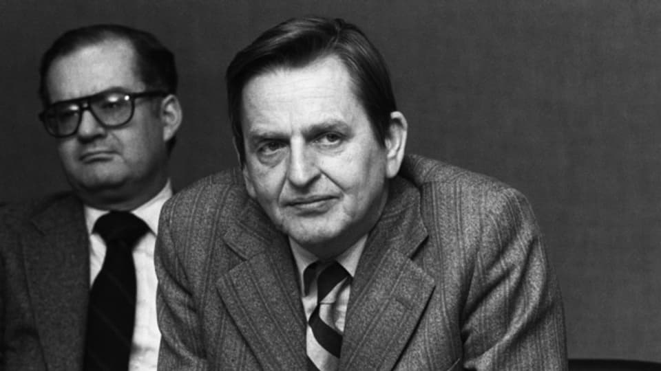 Olof Palme an einer Pressekonferenz in Genf (Datum unbekannt)