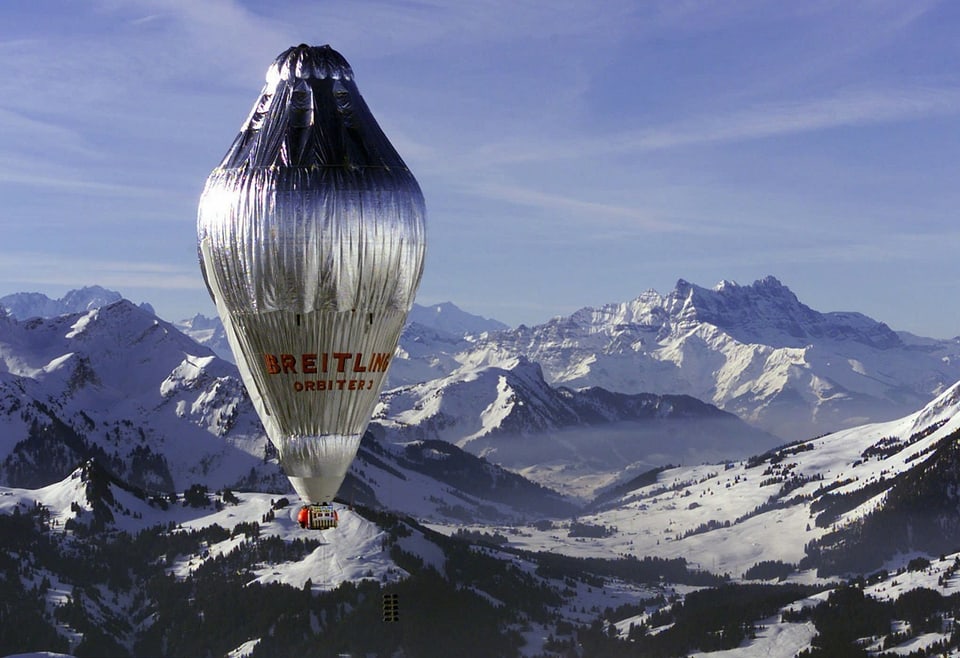 Der Orbiter 3 nach dem Start am 1. März 1999 über den Schweizer Alpen.
