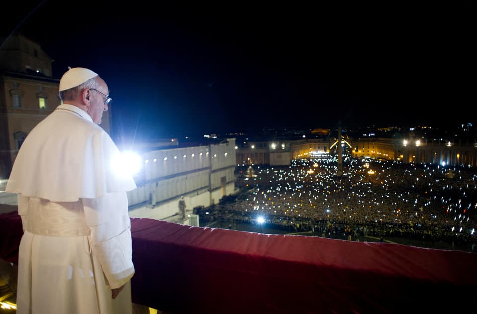 Der erste Auftritt von Papst Franziskus nach seiner Wahl.
