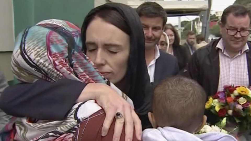 Jacinda Ardern umarmt eine Muslimin nach dem Anschlag auf Moscheen in Christchurch