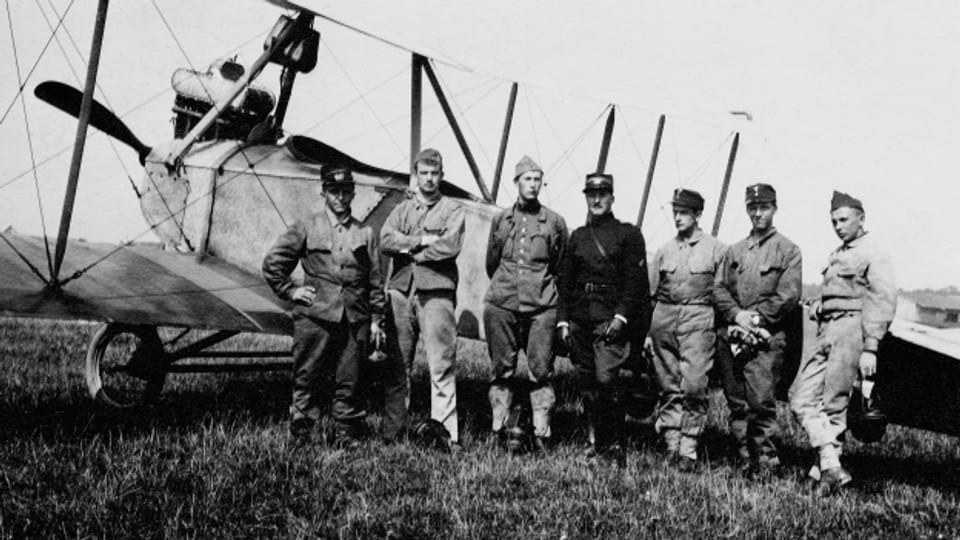 Adolf Schaedler (3. von rechts) 1916 in der Pilotenklasse von Oskar Bider (Mitte) in Dübendorf.