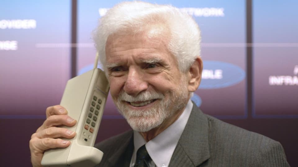 Martin Cooper posiert 2009 mit einem der ersten Handys