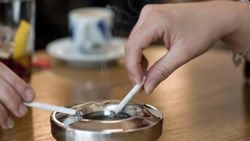 Eine letzte Zigarette noch: Archivbild aus einer Beiz im April 2010 – kurz danach kam das nationale Rauchverbot.