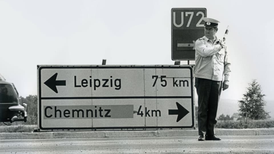 Nach dem Ende der DDR hiess Karl-Marx-Stadt wieder Chemnitz. Strassenschilder wurden mit dem neuen alten Namen überklebt.