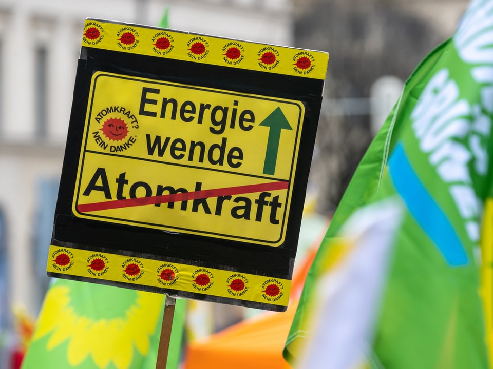 AKW-Gegnerinnen und Gegner feiern den deutschen Atomausstieg.