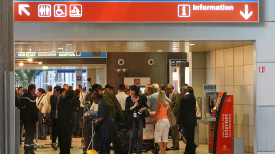 Angehörige warteten am Pariser Flughafen vergeblich auf die Ankunft des Air-France-Flugs aus Rio de Janeiro.