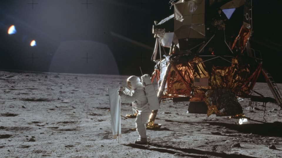 Astronaut Buzz Aldrin arbeitet auf dem Mond am Sonnensegel der Universität Bern.