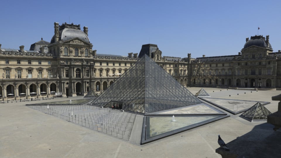 Die Glaspyramide im Innenhof des Louvre wurde von 1985 bis 1989 gebaut und dient als Haupteingang.