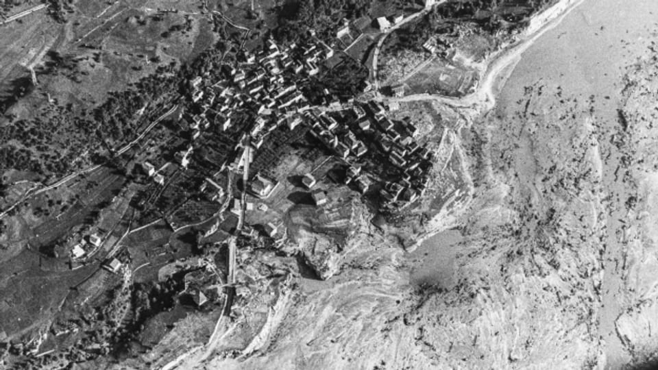 Eine Luftaufnahme von Longarone. Viele Häuser des Dorfers sind in den Schlammmassen versunken.
