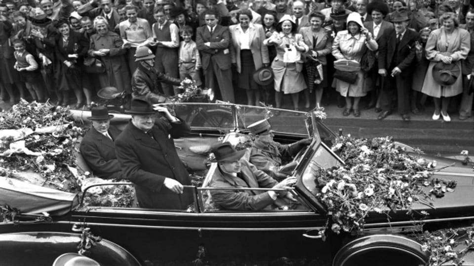 Winston Churchill grüsst die Bevölkerung bei seinem Besuch in Zürich am 19. September 1946.