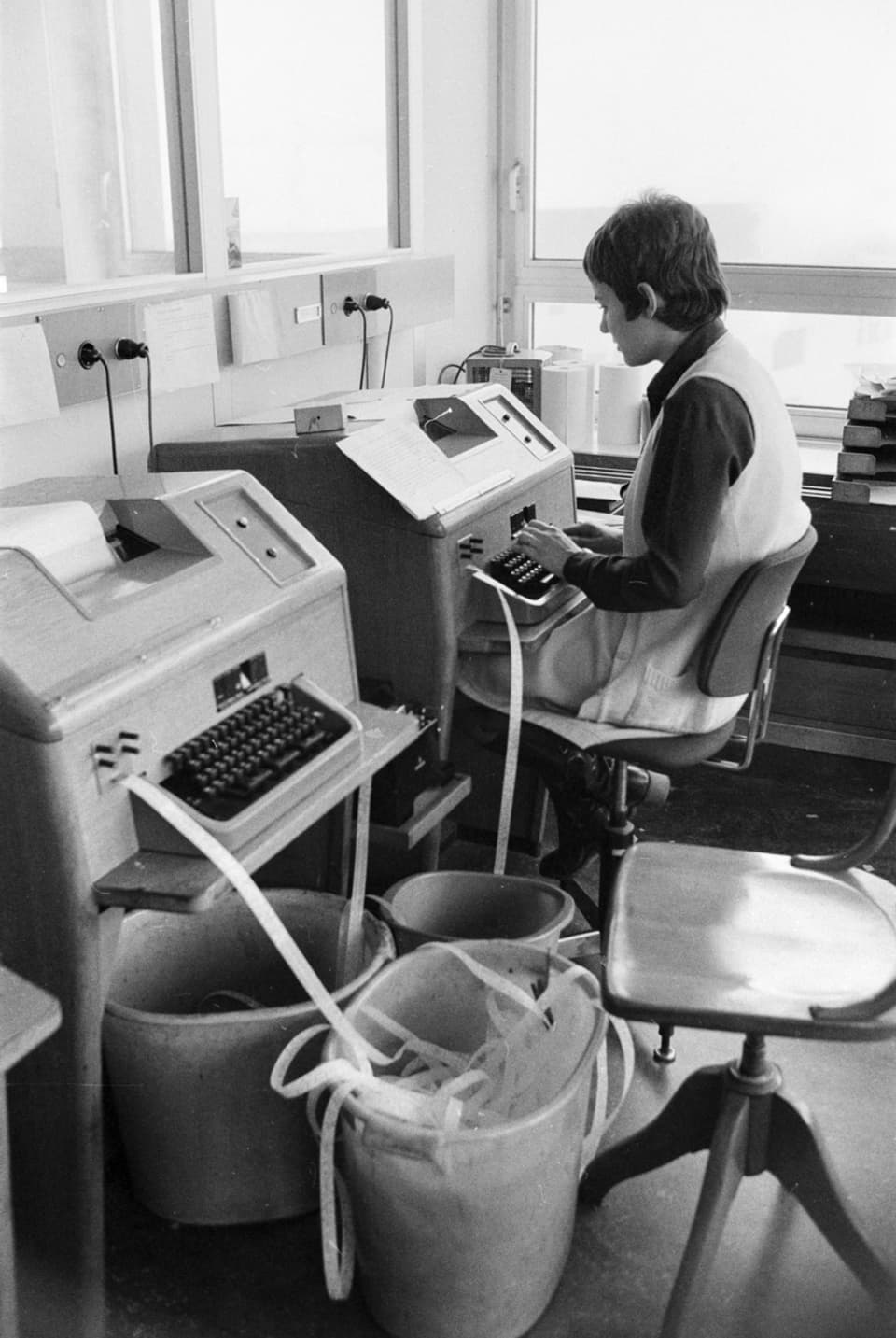Eine Mitarbeiterin der SDA arbeitet an den Fernschreibern in der Redaktion in Bern, aufgenommen am 13. Januar 1969.