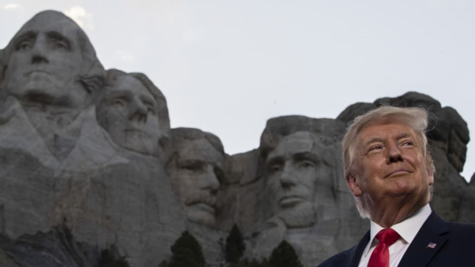 Der damalige US-Präsident Donald Trump vor dem Monument am 3. Juli 2020