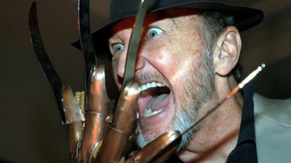 Schauspieler Robert Englund mit der Messer-Klaue von Freddy Krueger bei einem Auftritt 2006.