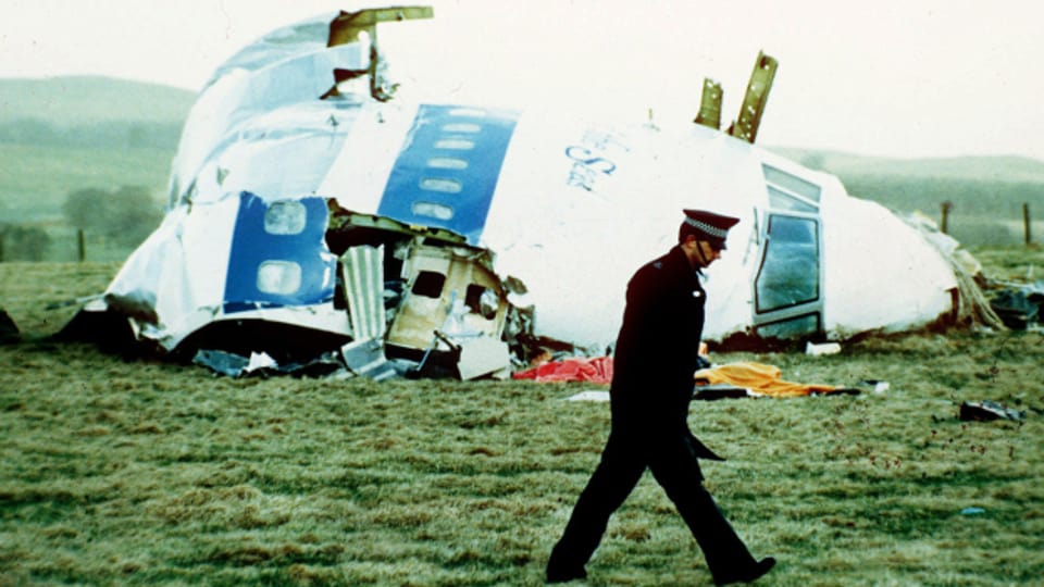 Trümmer von Pan-Am-Flug 103 am Absturzort in Lockerbie.