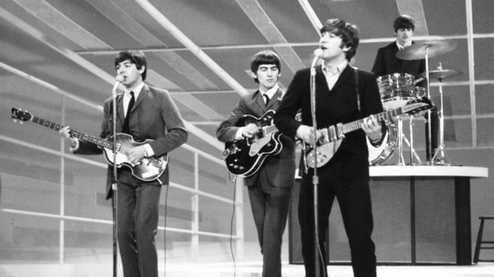 Paul McCartney, George Harrison, John Lennon, und Ringo Starr bei einem Auftritt.