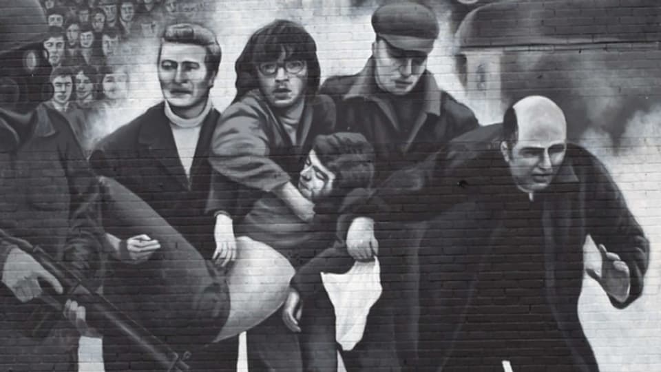 Ein Wandbild mit einer Szene vom Bloody Sunday in Londonderry, aufgenommen im Jahr 2010.