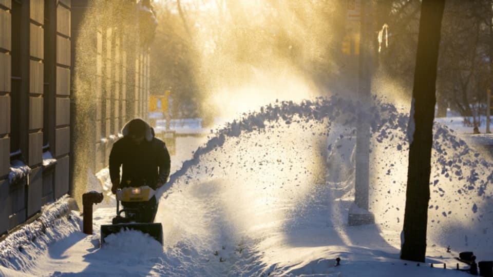 Ein Strassenarbeiter räumt Schnee in New York City.