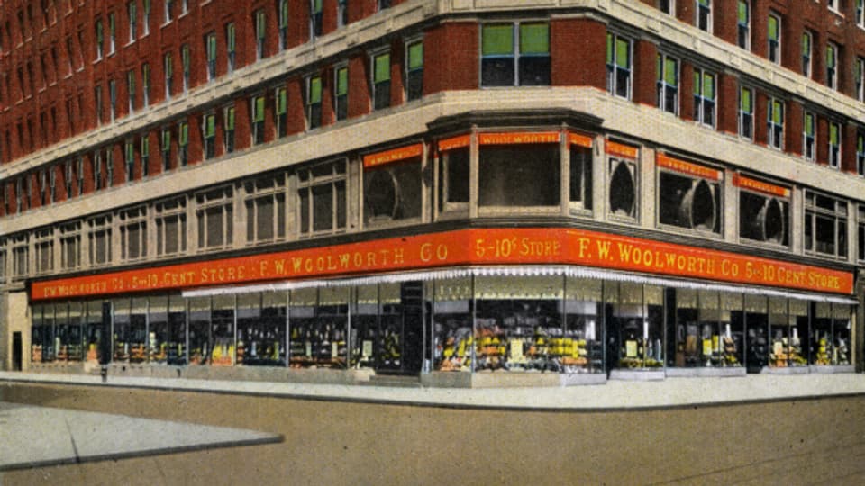 5-und-10-Cent-Store in New York auf einer kolorierten Postkarte von ca. 1910.